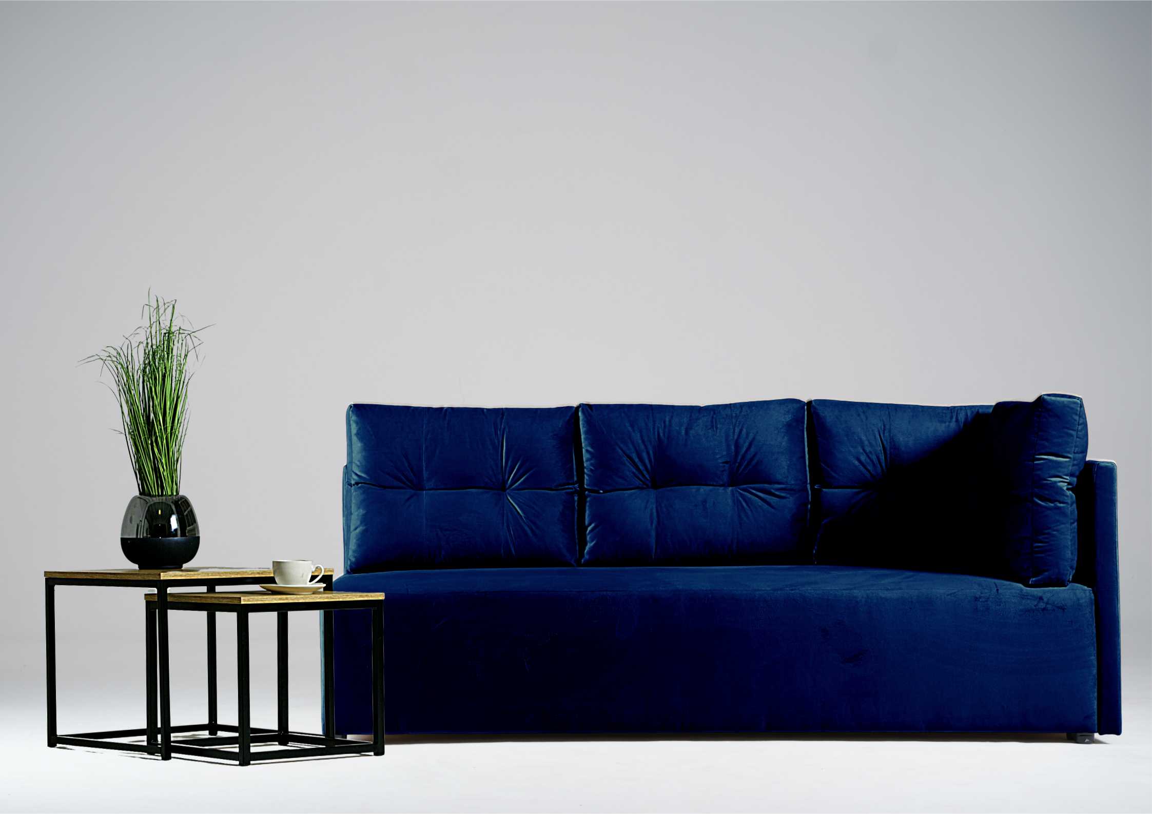 Granatowa sofa do salonu 